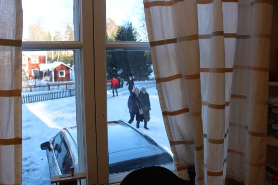 Folk letade sig in genom grinden