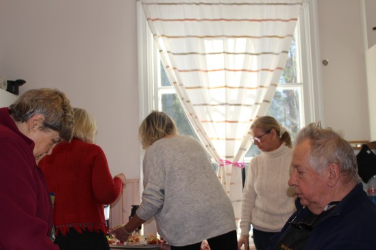 I köket rådde stor flit med att ställa iordning buffétallrikarna