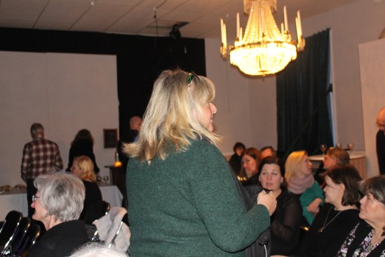 Ljusrören hade ersatts med en överdådig ljuskrona