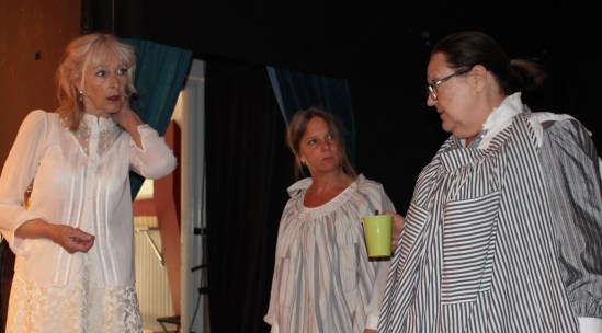 De tre kvinnliga skådespelarna gör sig beredda -1